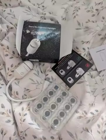 Foto de un cliente: la caja recién abierta sobre la cama con el set de discos