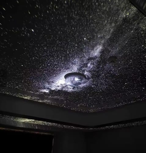 Foto de un cliente: Vía Láctea proyectada en el techo de un dormitorio a oscuras