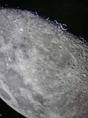 Foto de un cliente: la Luna proyectada con los cráteres visibles