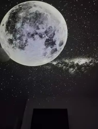Luna y Vía Láctea proyectadas en la pared del dormitorio