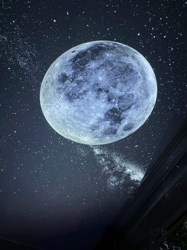 Luna llena grande proyectada junto a la Vía Láctea