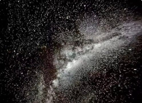 Campo de estrellas y Vía Láctea proyectados de lado a lado