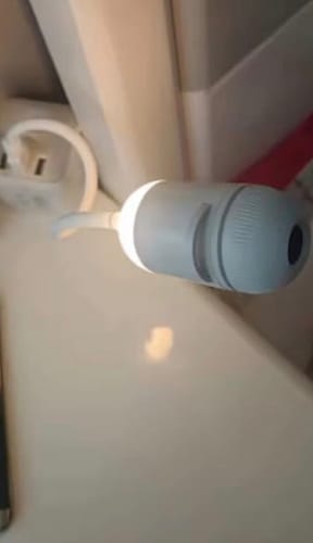 Primer plano del proyector encendido en luz cálida