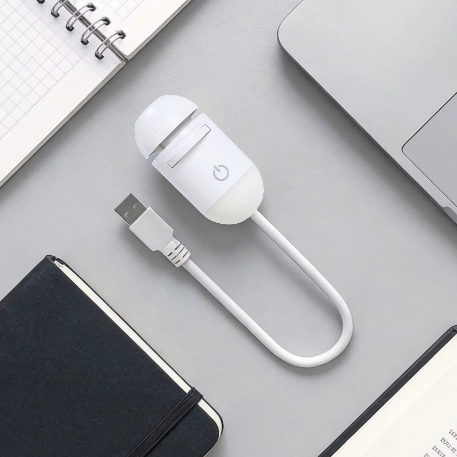DreamSky sobre un escritorio junto a un cuaderno y una laptop