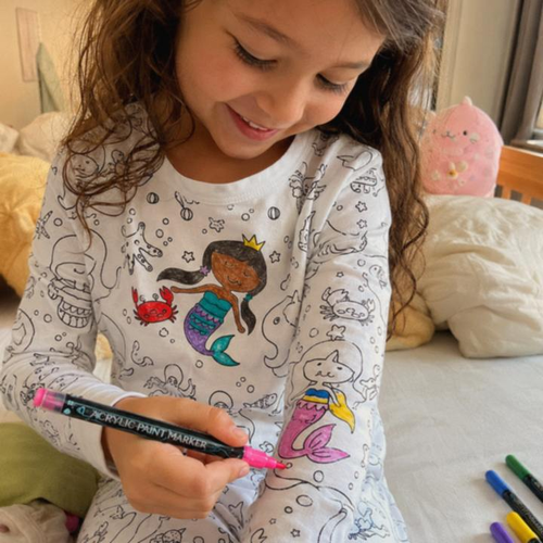 Reseña PijamaColor - niña coloreando su pijama