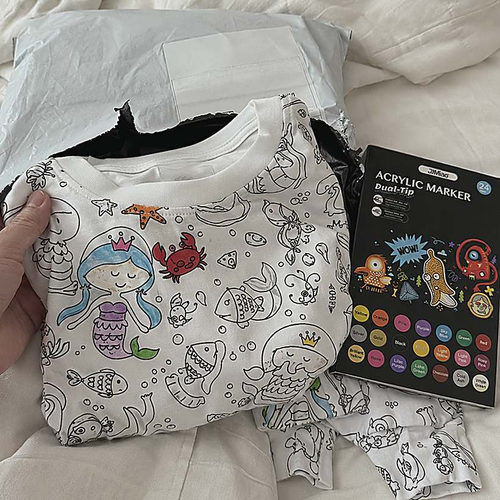 Reseña PijamaColor - sacando el pijama de la bolsa de envío
