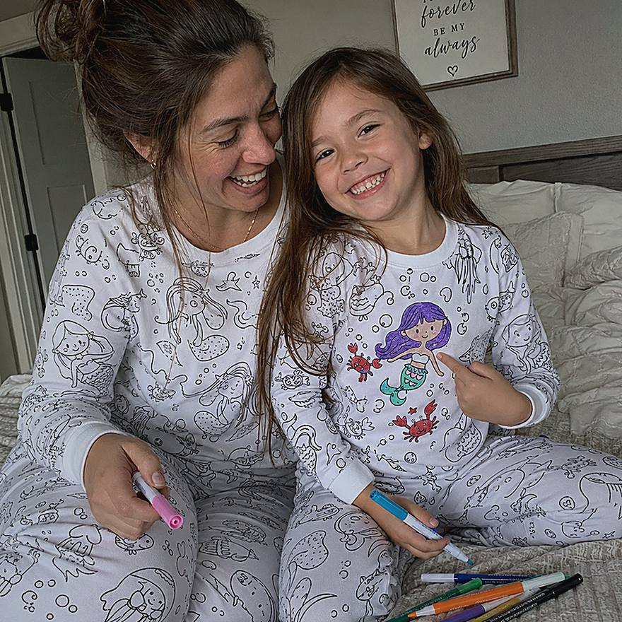 Reseña PijamaColor - mamá e hija con el pijama para colorear