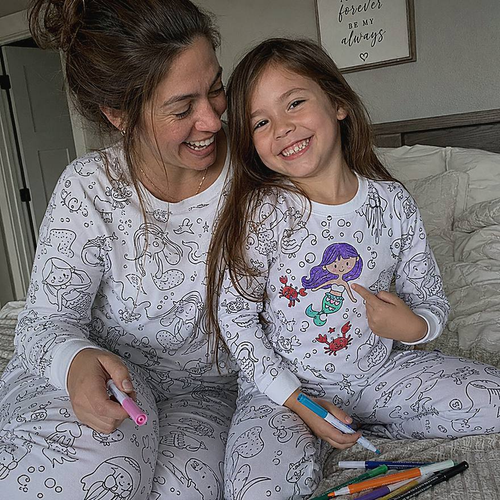 Reseña PijamaColor - mamá e hija con el pijama para colorear