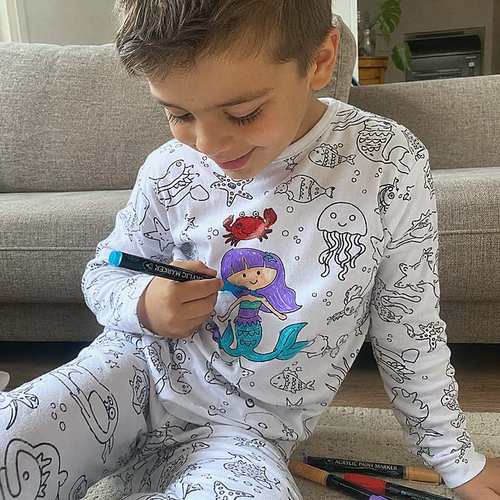 Reseña PijamaColor - niño coloreando su pijama
