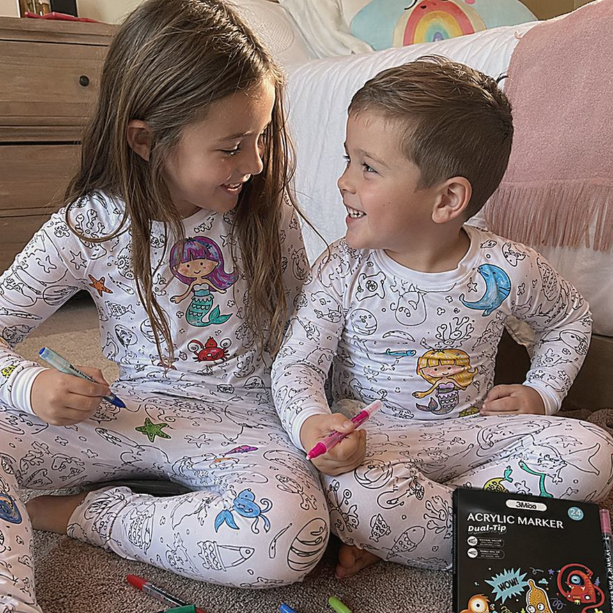 Reseña PijamaColor - hermanos coloreando