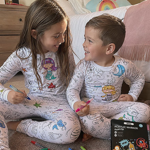 Reseña PijamaColor - hermanos coloreando