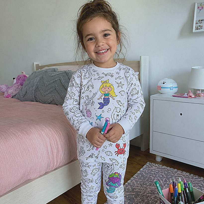 Reseña PijamaColor - niña mostrando su pijama coloreado