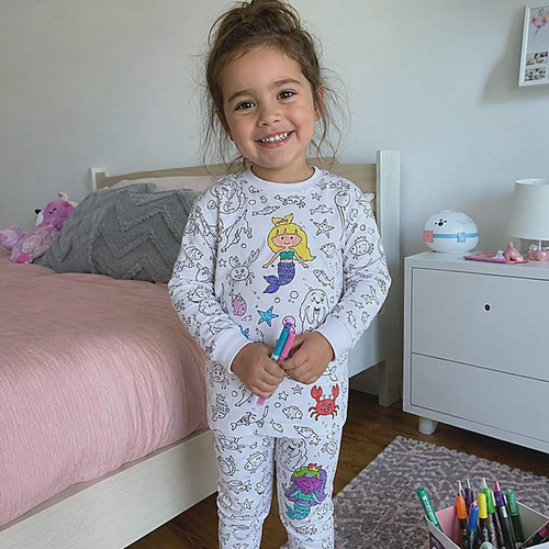 Reseña PijamaColor - niña mostrando su pijama coloreado