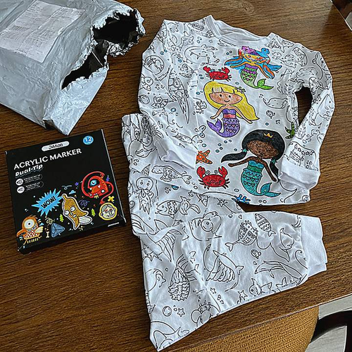 Reseña PijamaColor - pijama y marcadores recién llegados sobre la mesa